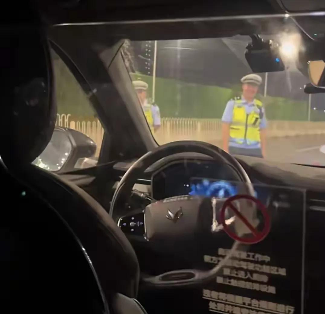 笑哭！萝卜快跑撞武汉大妈，百度法务部门出名，万万没想到，萝卜以一己之力将武汉推入