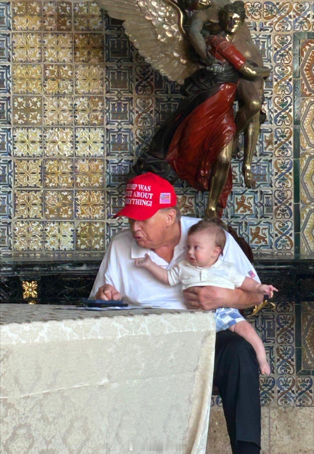 特朗普抱着外孙亚历山大·特朗普·布洛斯工作，这是他的小女儿蒂芙尼的儿子，6个月大