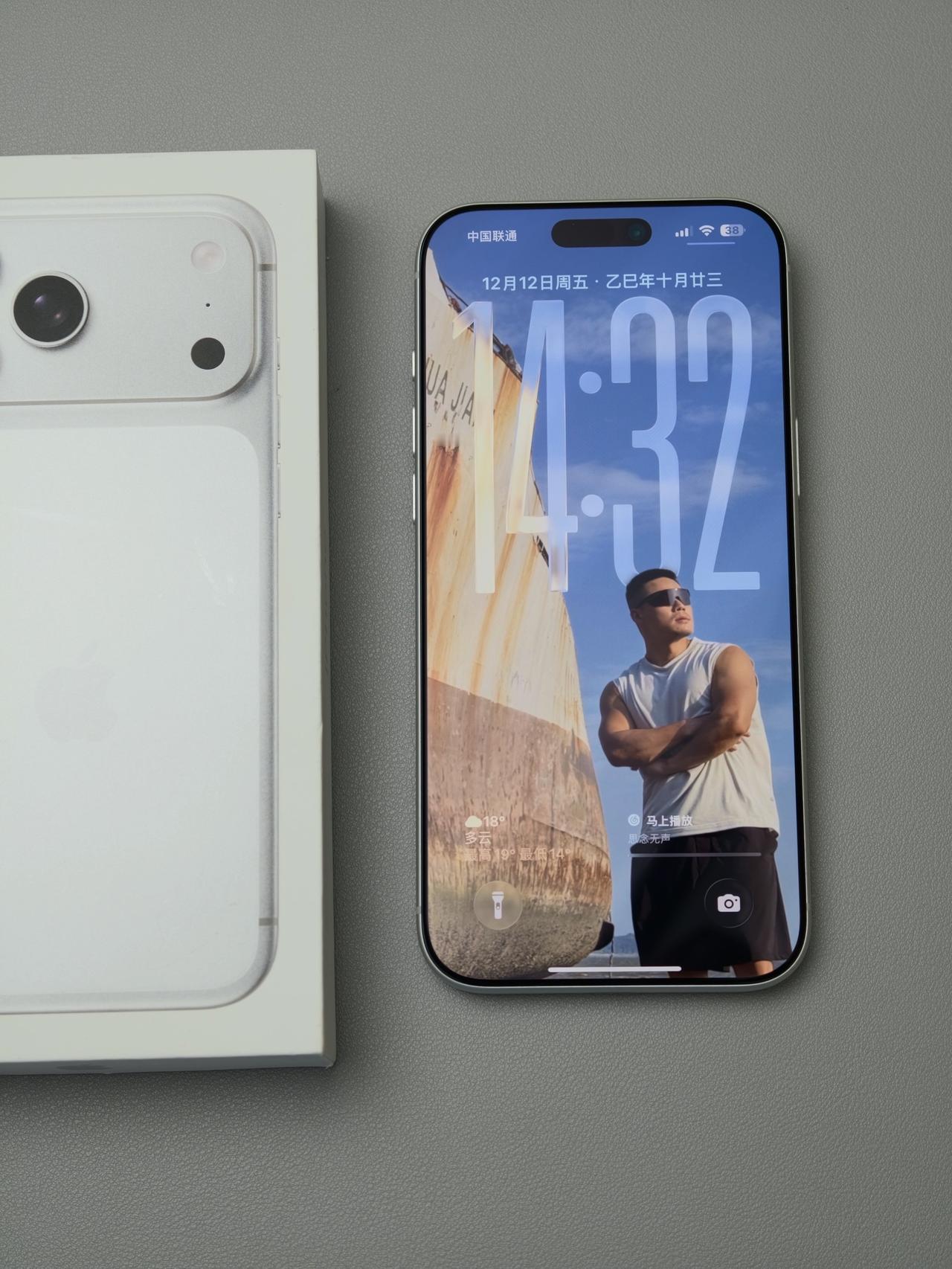 自己的苹果17promax一直在用这张球形3d热弯的钢化膜边缘的弧度真就像球一样