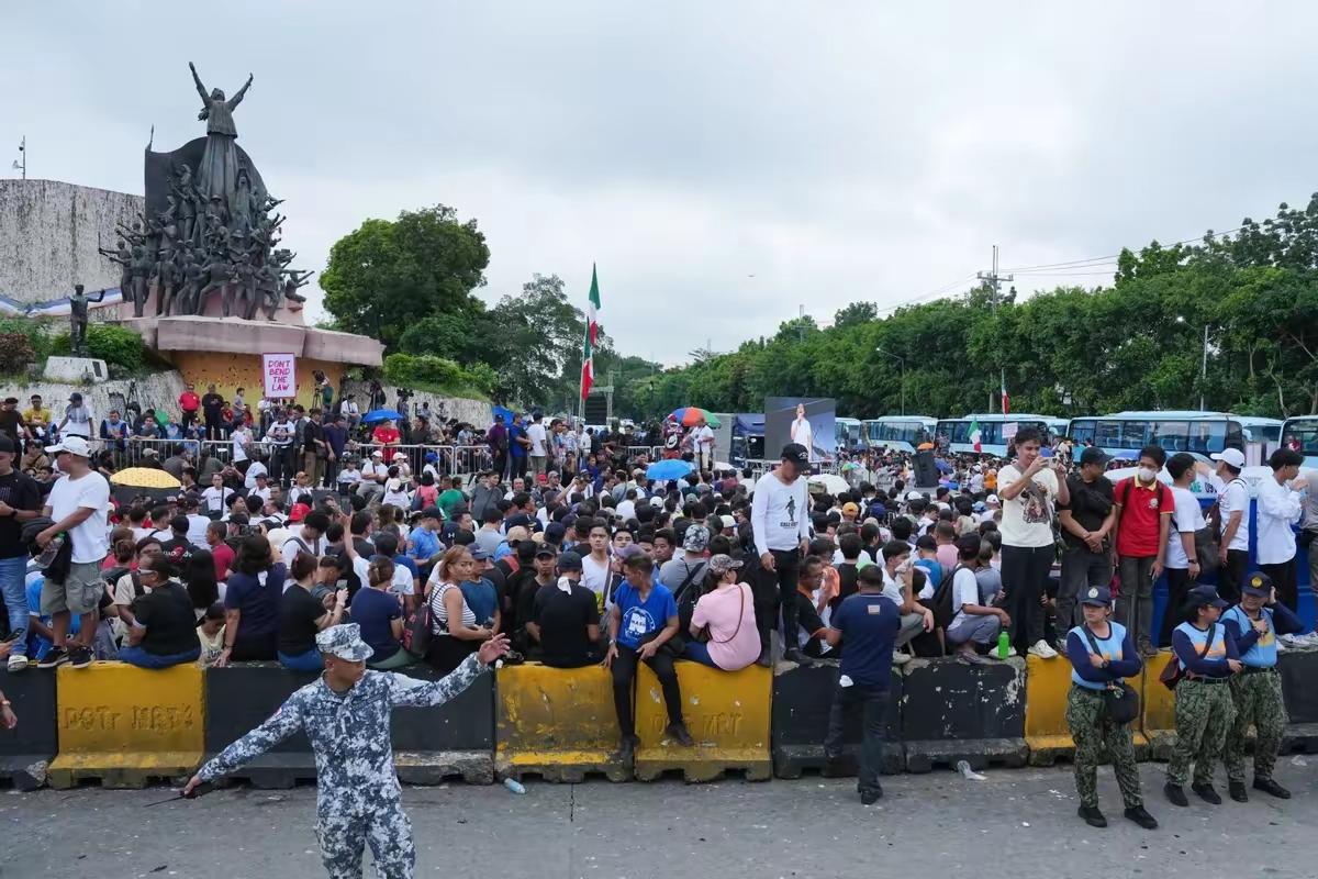 小马科斯彻底慌了！数万人凌晨包围马尼拉，他直接闭门装鸵鸟。

不是演习，是真炸。