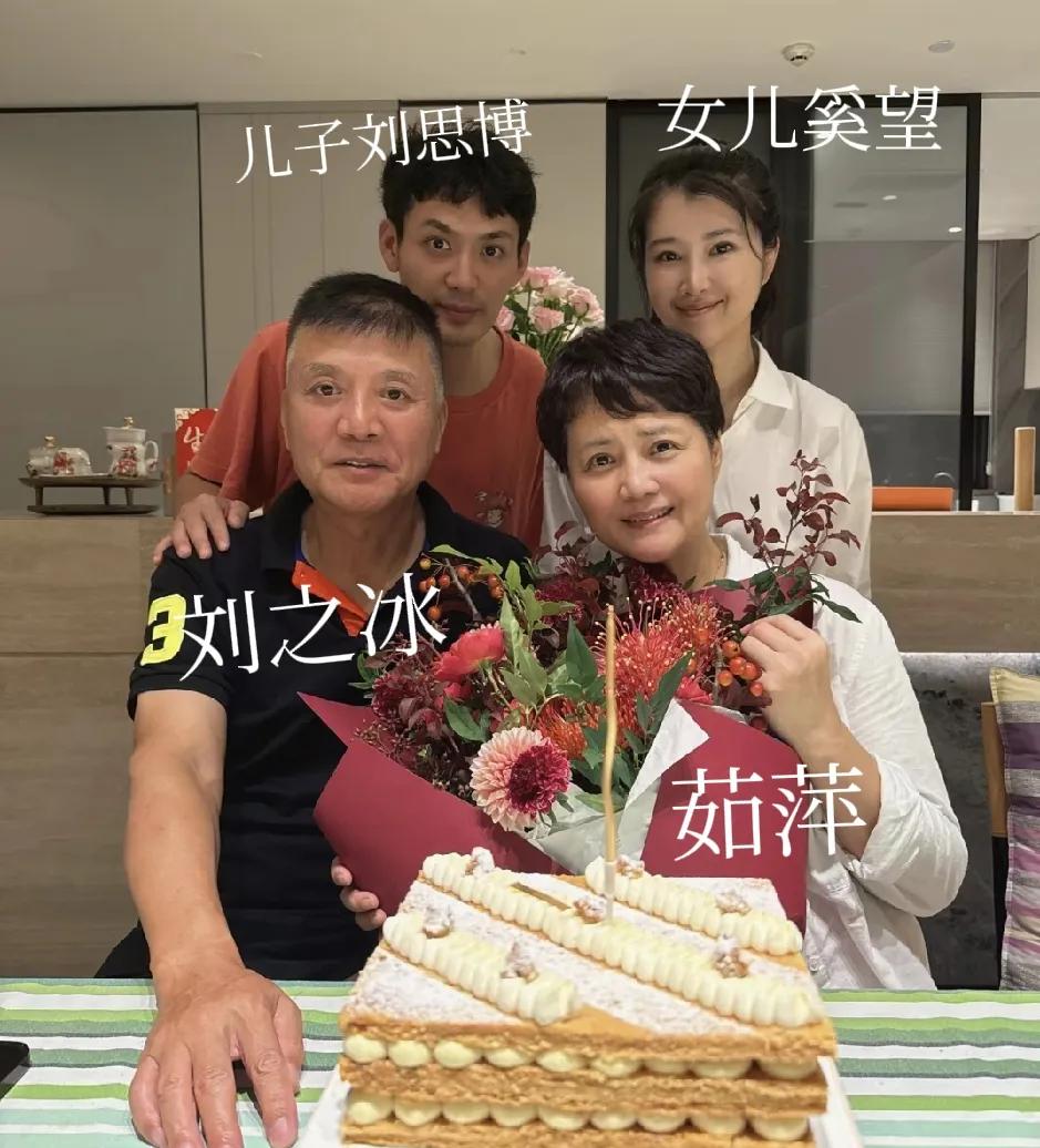 奚望是幸运的，她真的拥有一个很好的继父，堪比亲生父亲。
图一是她和母亲茹萍，还有