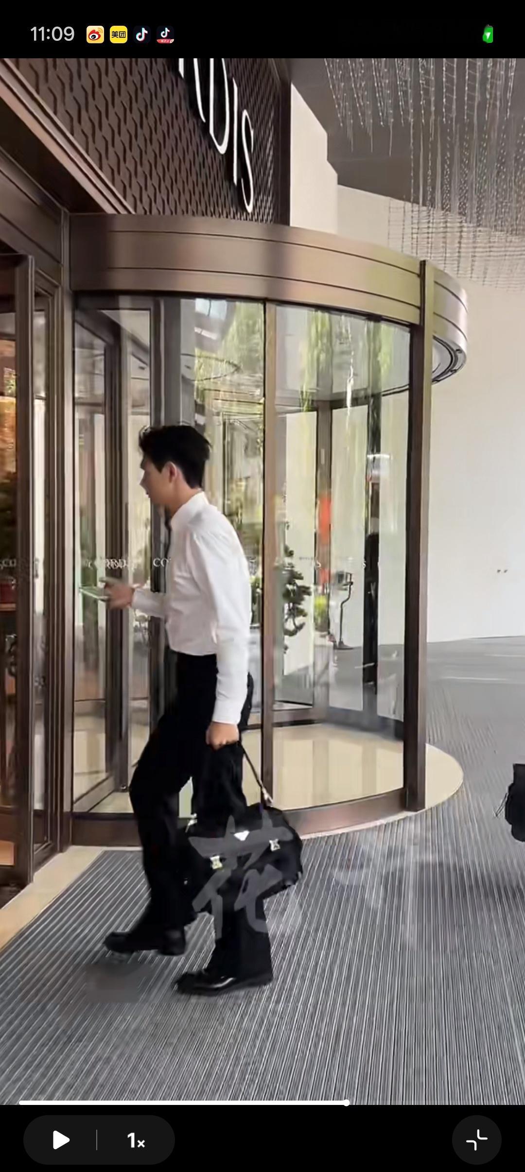 提着prada上班的孟总 