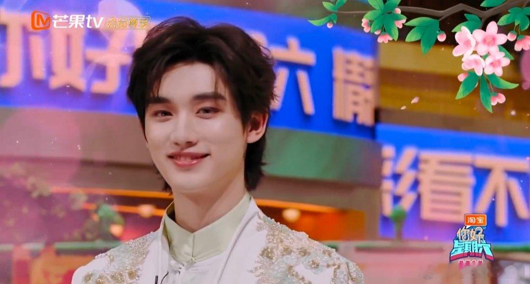 丁程鑫青春版回眸一笑丁程鑫回眸一笑红温了快来看丁程鑫的回眸一笑，青春版太适配了！