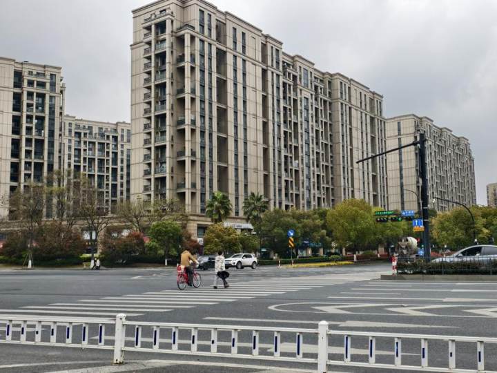 杭州同协路与开创街交叉口“过街难题” 如何解？交警：兼顾人车交错 延长绿灯时长