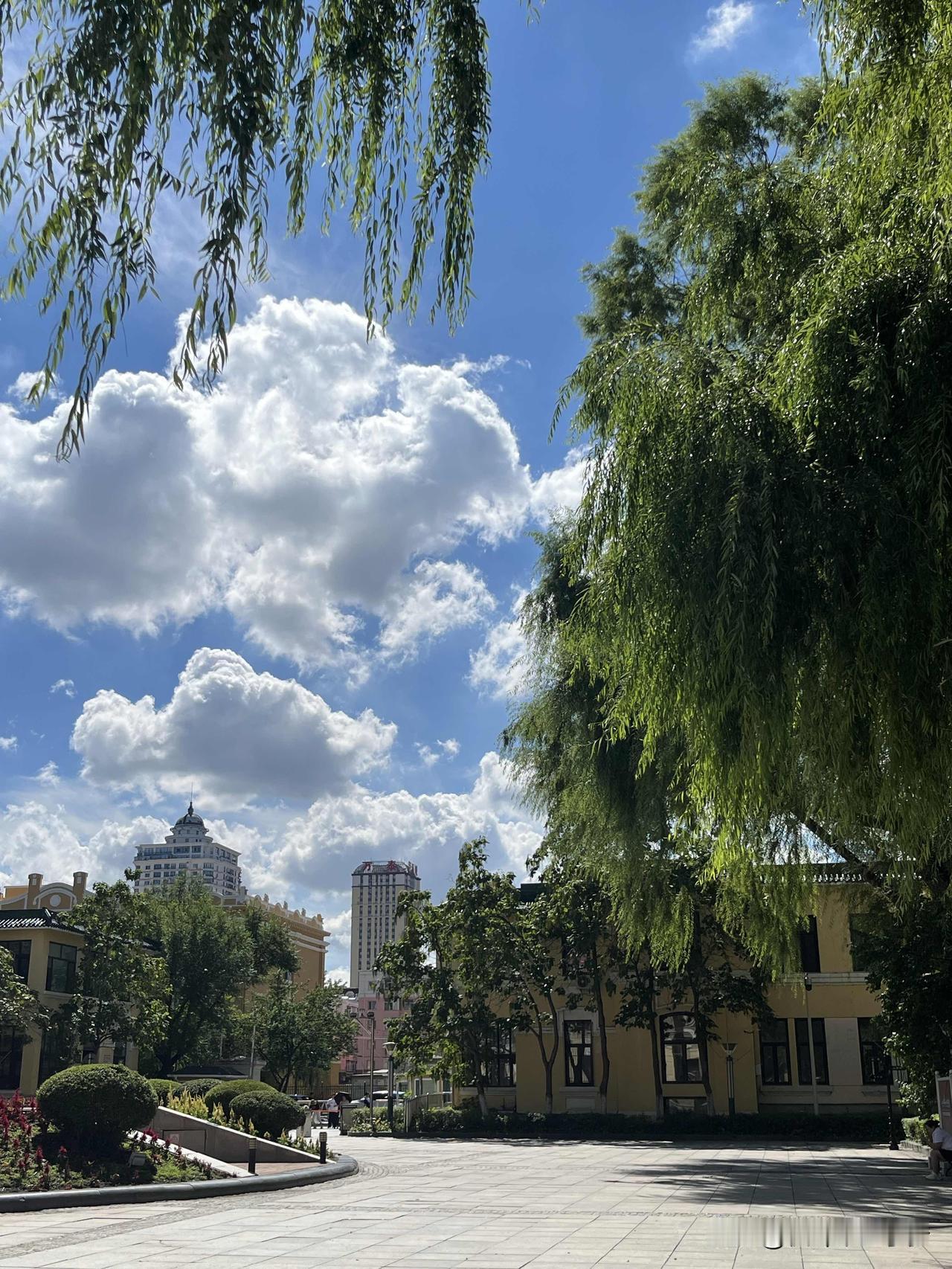 一位经济学家说：“赚钱的目的从来都不是消费，赚钱的目的是有钱，然后你就再也不要去