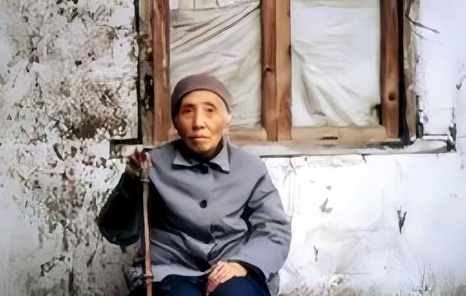 下图的老人叫王玉清，她是大地主刘文彩的第五位姨太太，因为活到了2003年，她还被