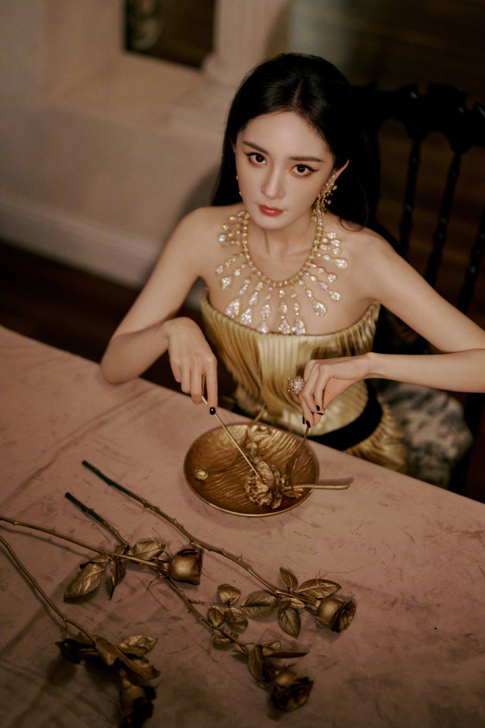 VOGUE杨幂第二套造型杨幂褶皱香槟裙 VOGUE杨幂第二套造型，杨幂褶皱香槟裙