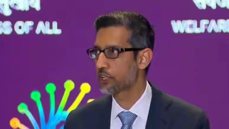 这个印度的是谷歌的CEO桑达尔·皮查伊

2026年印度AI影响力峰会上他强调，