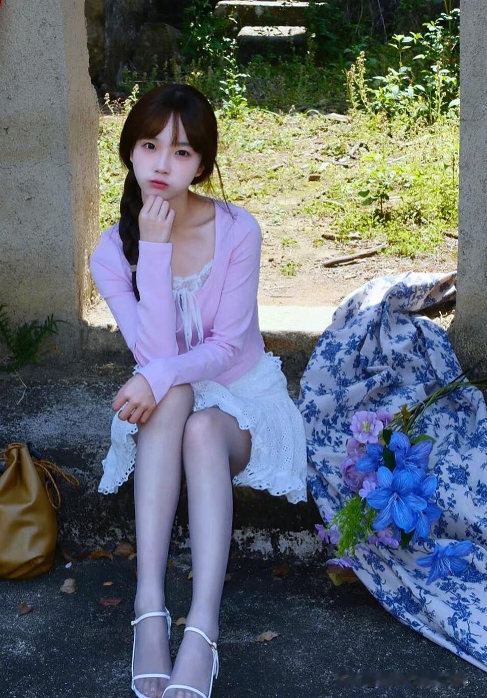邻家女孩的忧郁气息。清纯可爱少女情