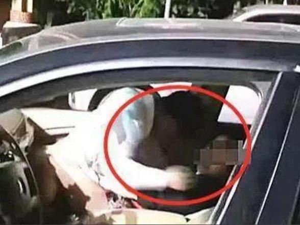 山西，男子进入一家练歌厅消遣，看上了长相妩媚的女服务员，给她500元后带其离开。