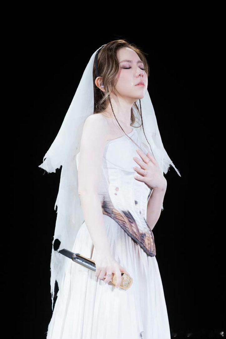 邓紫棋大巨蛋开出150场 她说“今天你们可能已经用掉80%的生命力，但今晚我们会