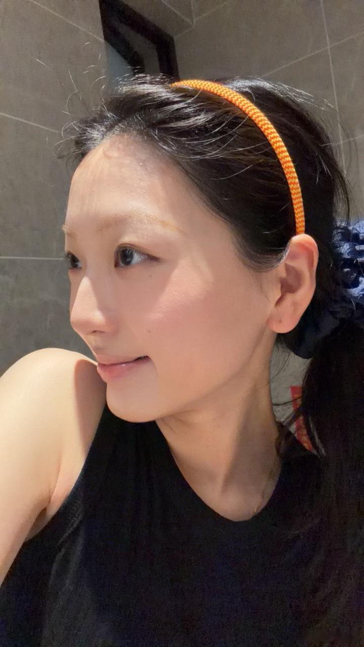 我以前从来不拍右脸，和朋友合照永远只出镜左脸，如果很不巧遇上同样只出镜左脸的朋友