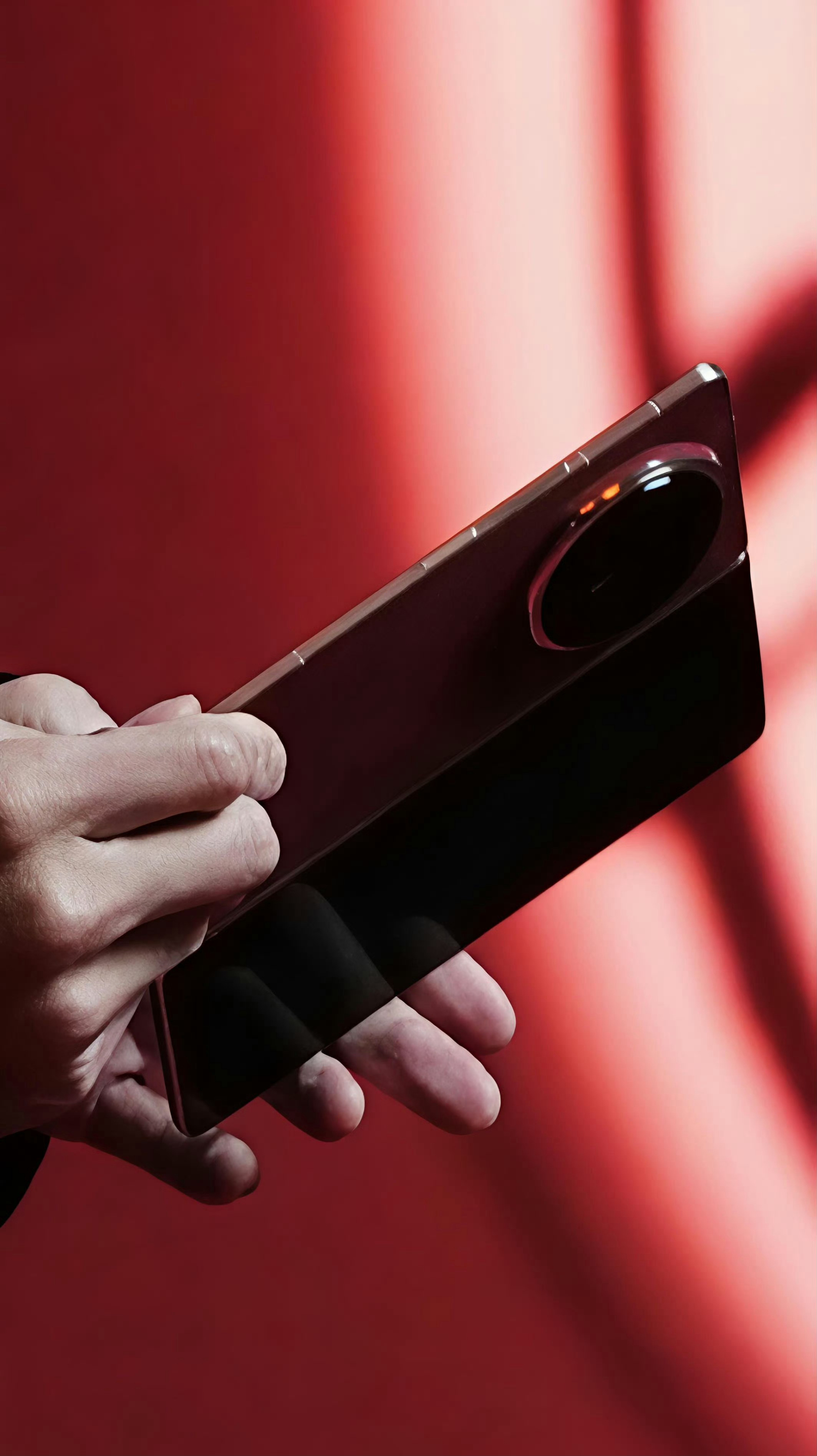 谢霆锋疑似上手荣耀Magic V6真机，感觉好轻薄也好精致呀，居然还有红色的版本