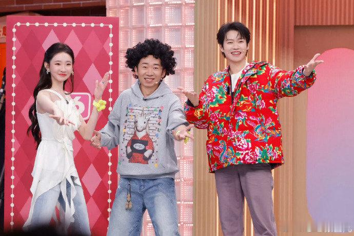 张艺凡楼里弟弟楼外哥哥 张艺凡吃得也太好了 借位吻甜度超标，偶像剧画面一键还原，
