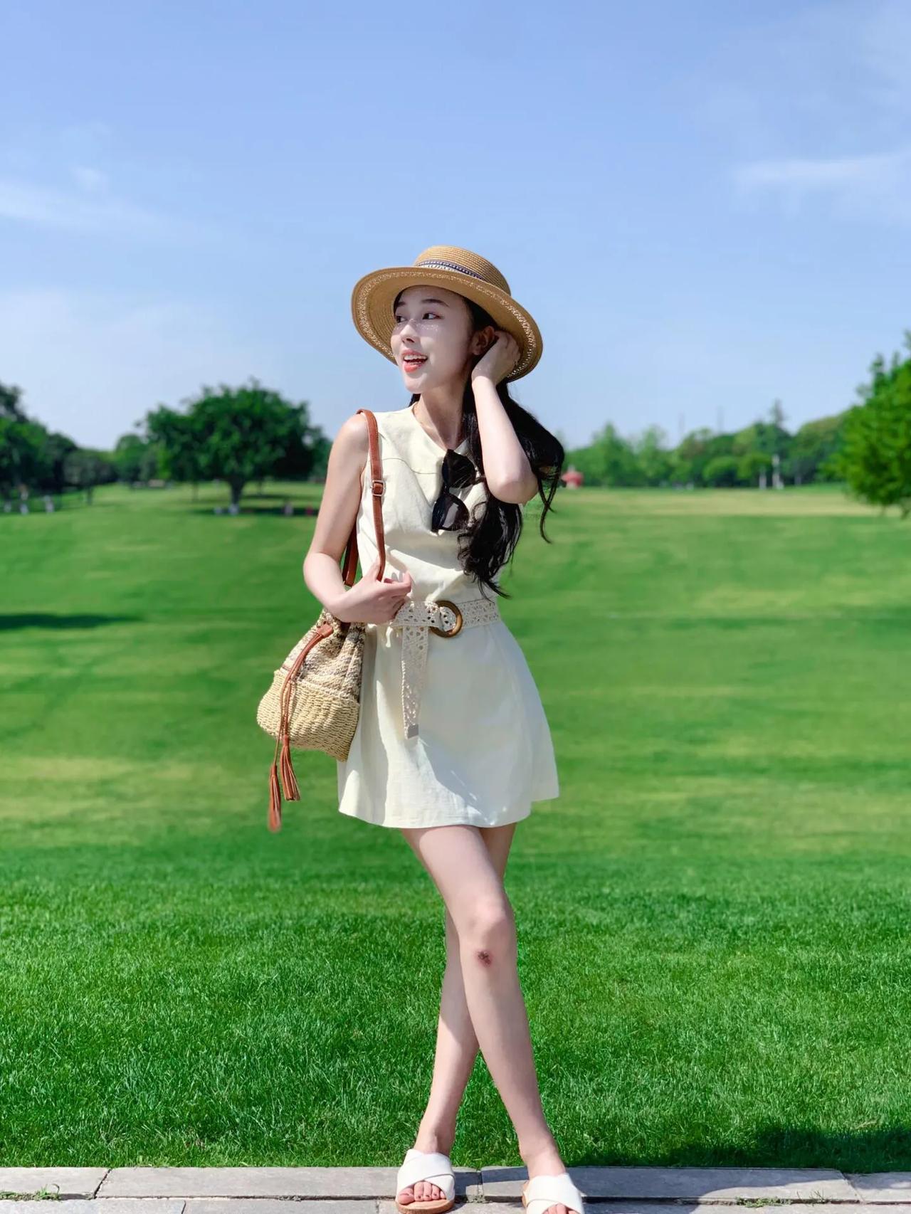 夏日清新穿搭草帽+白色连衣裙阳光下的美好时光