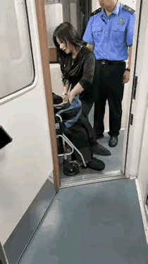 不离不弃！这样女人应该很少了吧？为她点个赞[赞]什么样的女人才称得上好女人?