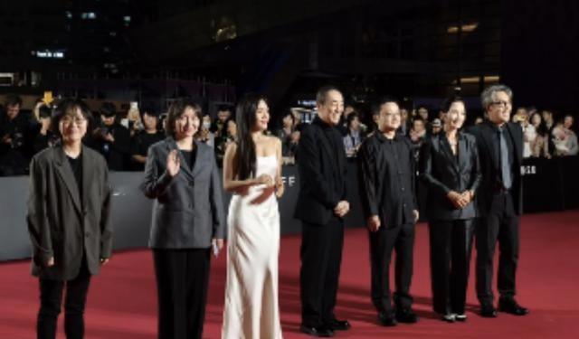 张艺谋在釜山电影节真的很受重视，是7个评委之一，可是评委们一起出场的时候，站在C