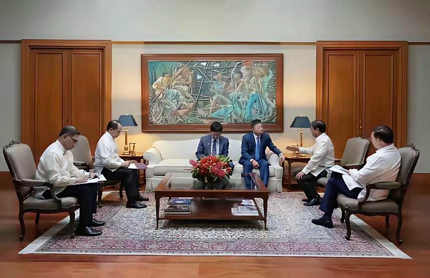 仁爱礁海上对峙事件之后，小马科斯亲自召见。这张照片拍摄于2026年7月...