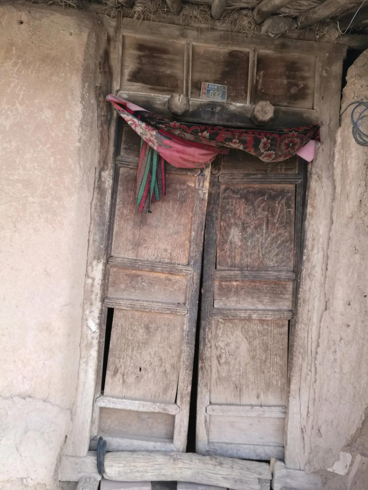 以前穷，大家都一样穷，没有贫富差距，没有比较，没有竞争，像一群羊一样，圈在生产队