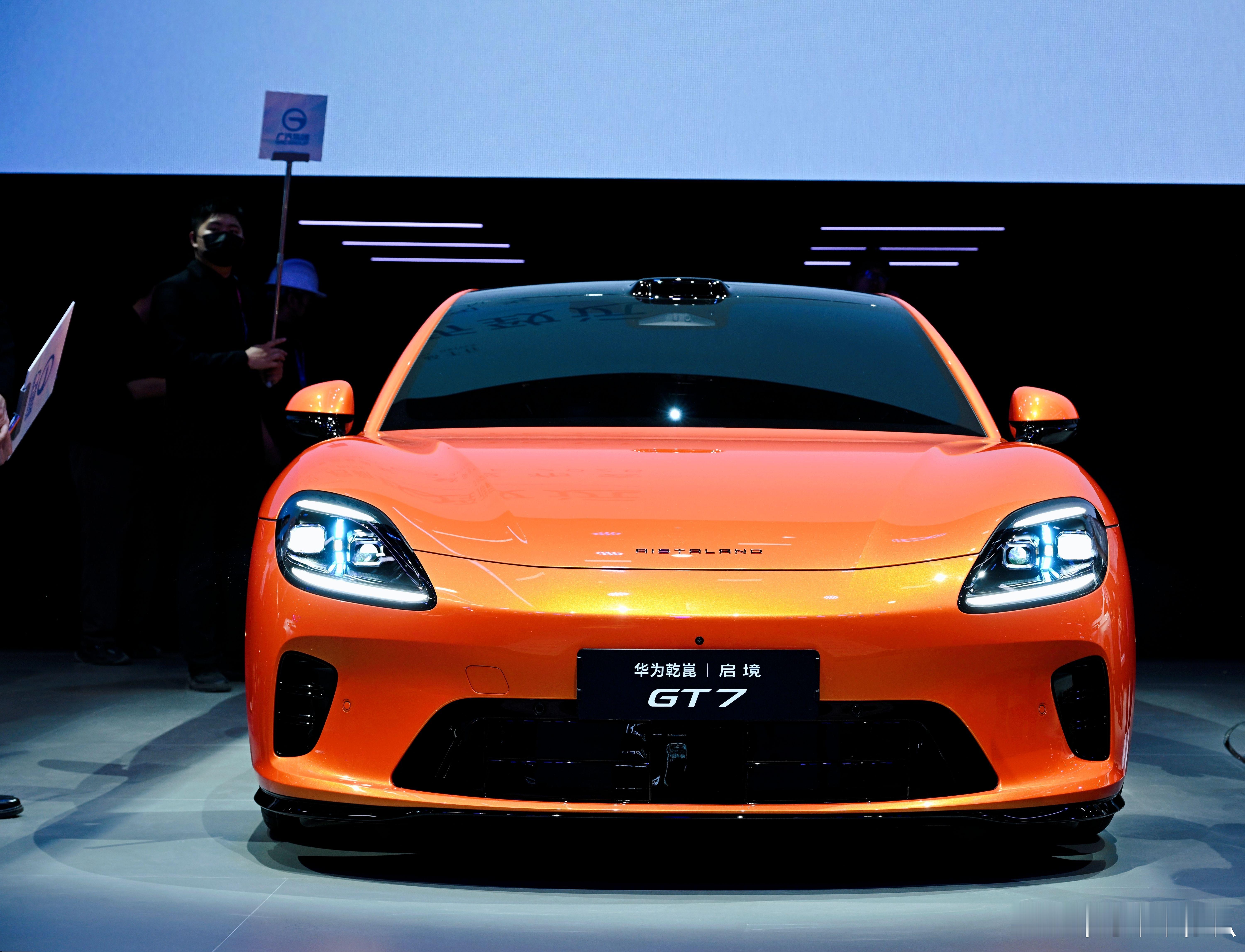 朱珠的嘴都要憋不住了 朱珠好美呀~两个梨涡简直了~墙裂建议广汽请朱珠作为启境GT