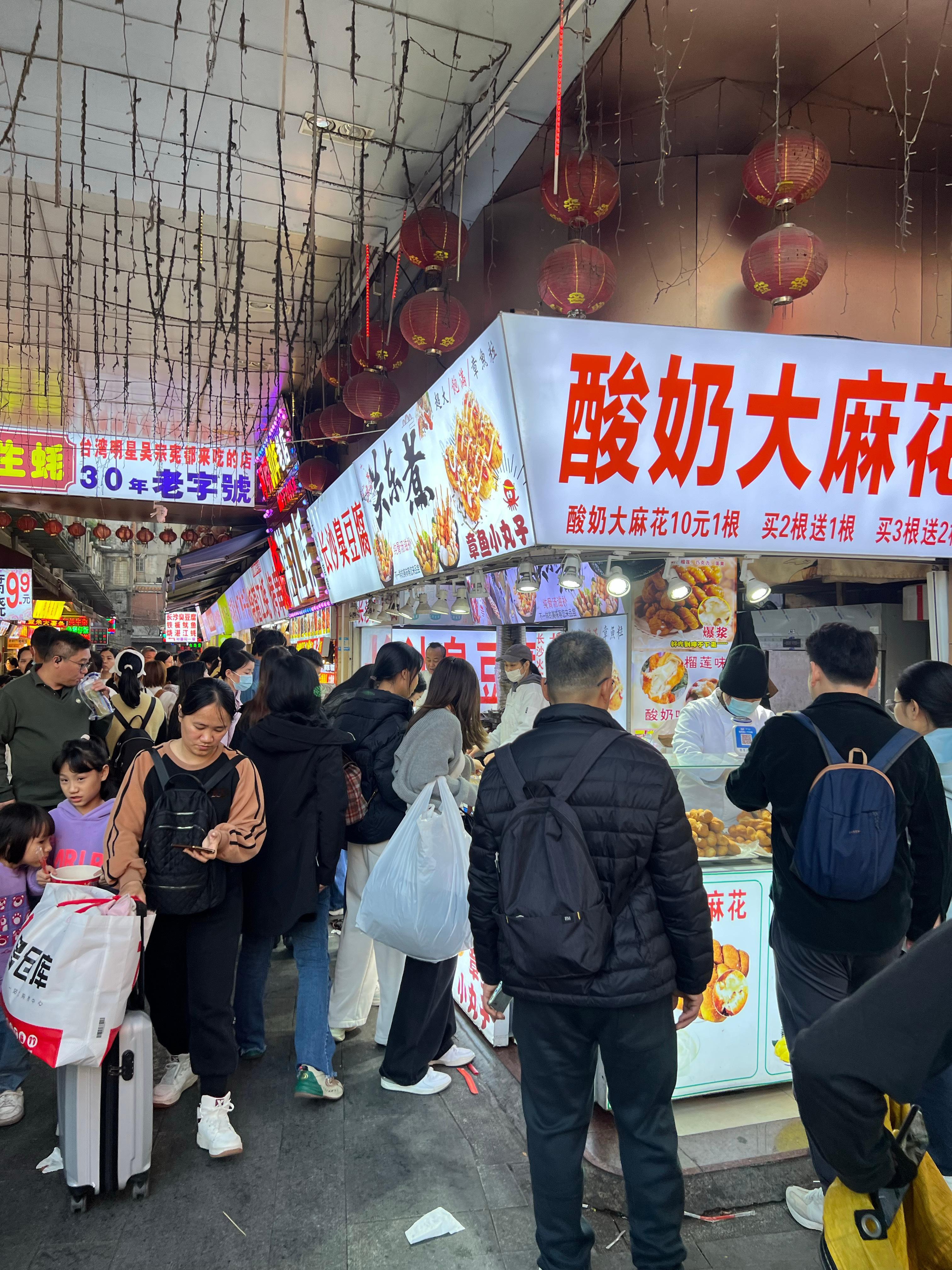 上下九真的好多年没去那边逛了今天米米在那边表演，表演结束后去逛了下～感慨啊！再来