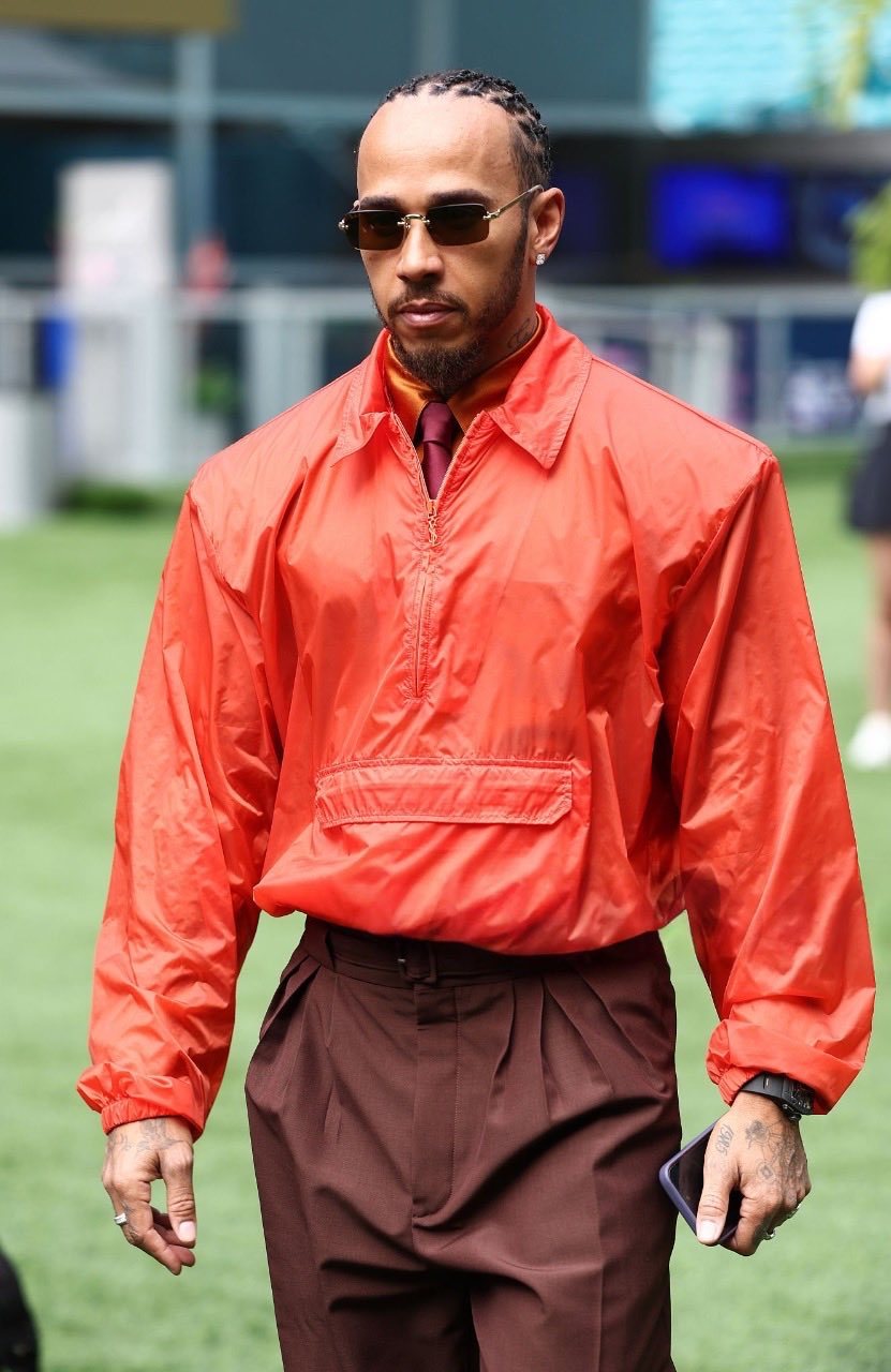 围场时尚达人汉密尔顿的周四穿搭（F1第四场的第一套）…这段话好久没说了F1赛车2