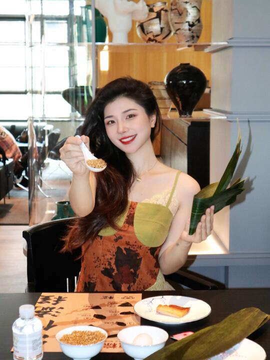 跟着朱娭毑来学包粽子喽！怎么这么好吃！