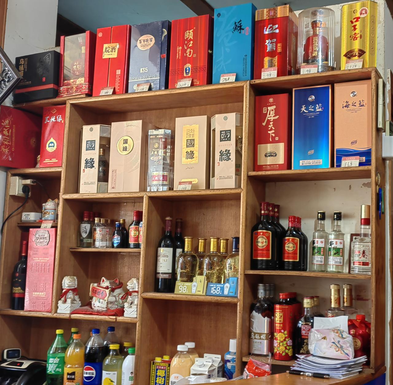 武进嘉泽老街一家土菜馆的酒柜