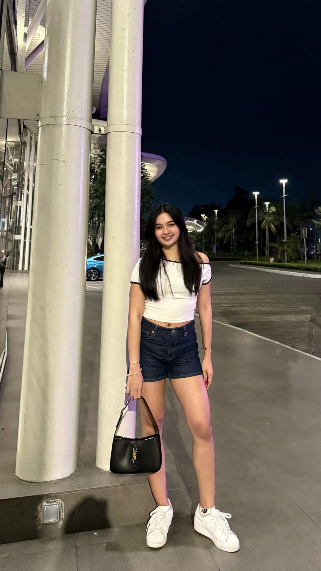 今日穿搭 拍照姿势 美女 街头穿搭 辣妹穿搭