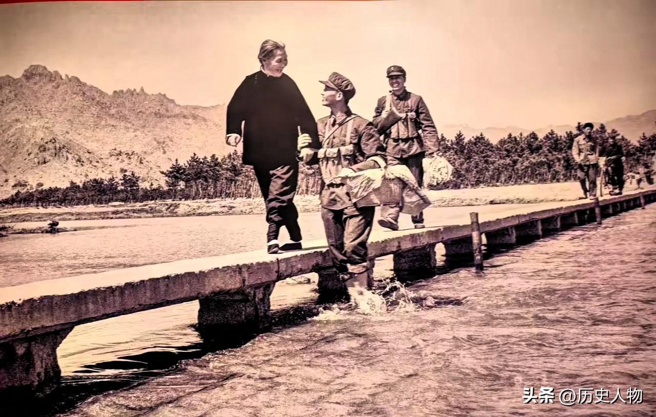 1973年湖北，打完靶的战士搀扶缠足老人走过石板桥。有人质疑是摆拍，但军民互助的