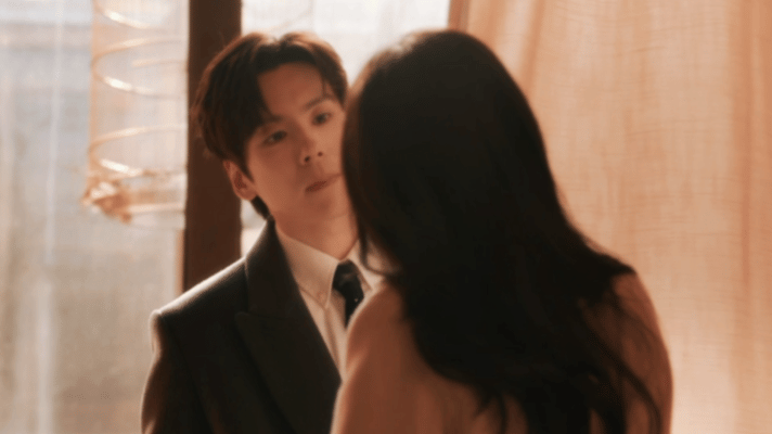 魏哲鸣新剧手都能牵错 魏哲鸣第一集名场面开场就来了 魏哲鸣开局就放大招！烟花下牵