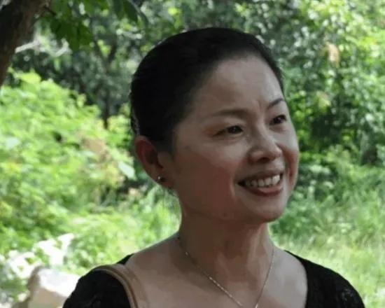 2002年，中国姑娘许世吟娥为了能够完成祖母的心愿，搭上了前往斯里兰卡的飞机。可