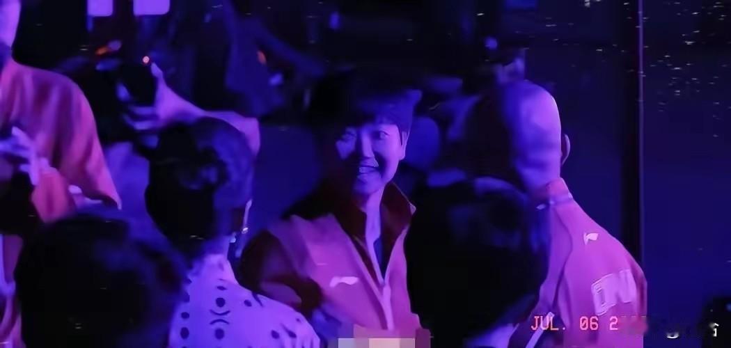 果然领事和夫人是冲着莎莎来的。莎莎打完比赛，肖指导带着莎莎来到领事和夫人面前，给