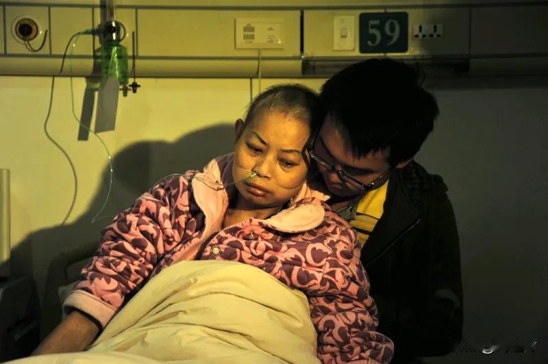 38岁病危父亲给孩子剪指甲告别 38岁病危父亲给孩子剪指甲告别，看到这一幕，心酸