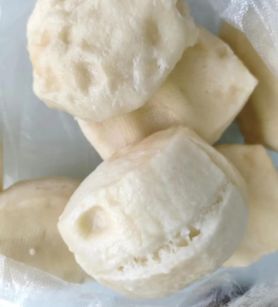 昨晚没吃饭，十点突然馋老面馒头馋到发疯，直接订了今早7点的外卖。
 
这老面馒头