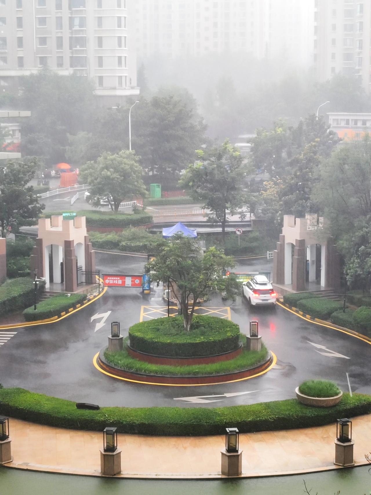 济南的雨下得也忒短了吧！今天，天气闷热的一动一身汗，下午三点多，开始乌云翻滚，雷