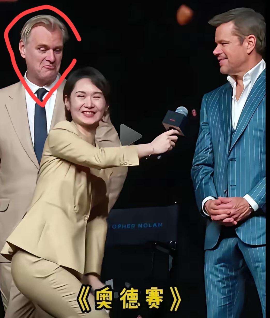 怪不得
看看洋人的表情，简直隔着屏幕都觉得尬尴，这那是怕挡住镜头，这分明是抢镜头