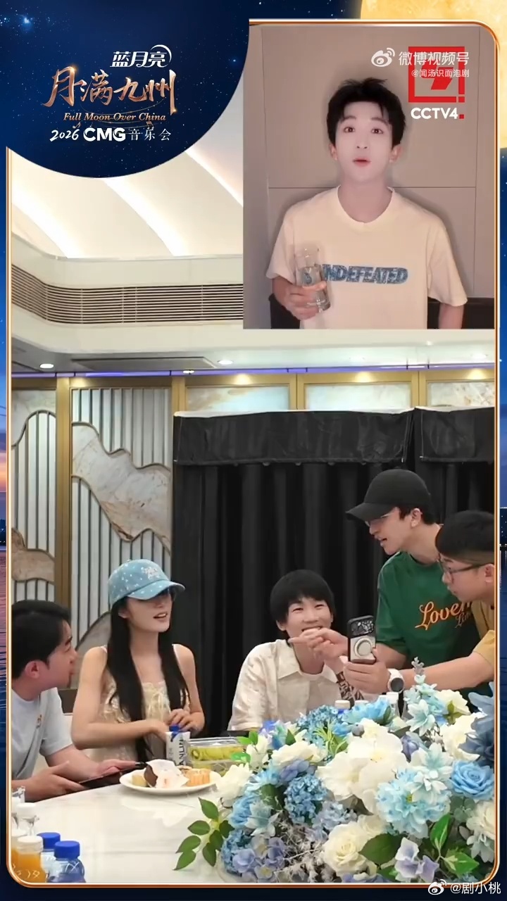 黄子弘凡自己打自己黄子弘凡也是太搞笑了，而且驯服自己的身体也是太搞笑了，看见这么