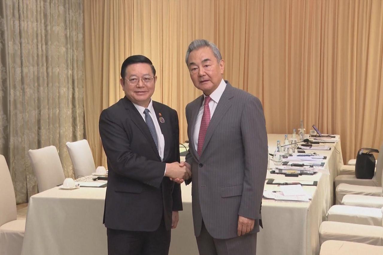 7月21日，菲律宾马尼拉，东盟外长会的主场。会议还没正式开始，中国外长王毅先干了
