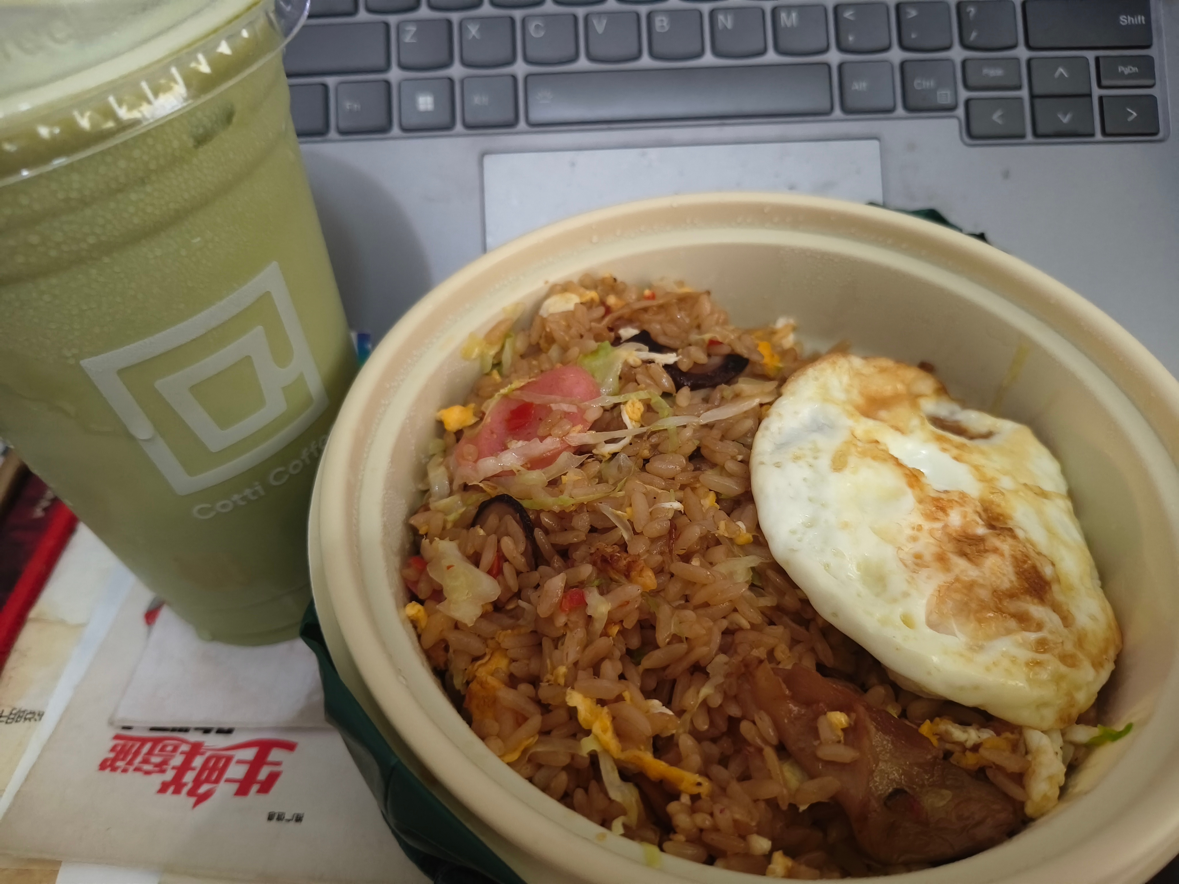 火腿肠炒饭加荷包蛋，高山抹茶清爽椰。这家炒饭我在新疆就吃，回上海继续吃，连续吃了