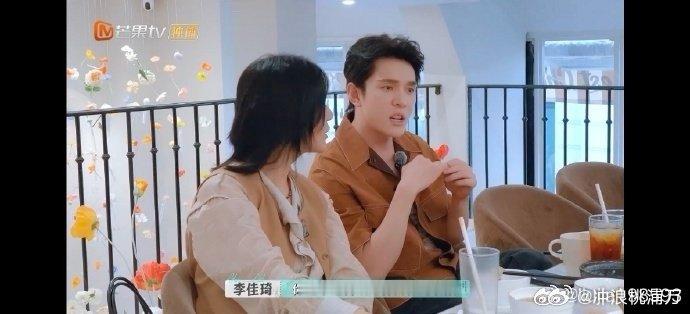 文俊辉关节炫技李佳琦发现颜安折手指的绝活，结果文俊辉和毕雯珺也加入战局，三个人手