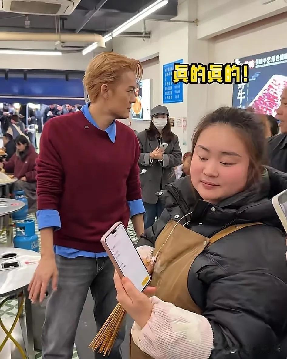 吴克羣在贵阳请环卫工人吃地摊火锅，没想到才吃了86元，吓得吴克羣瞪大了眼睛感觉不