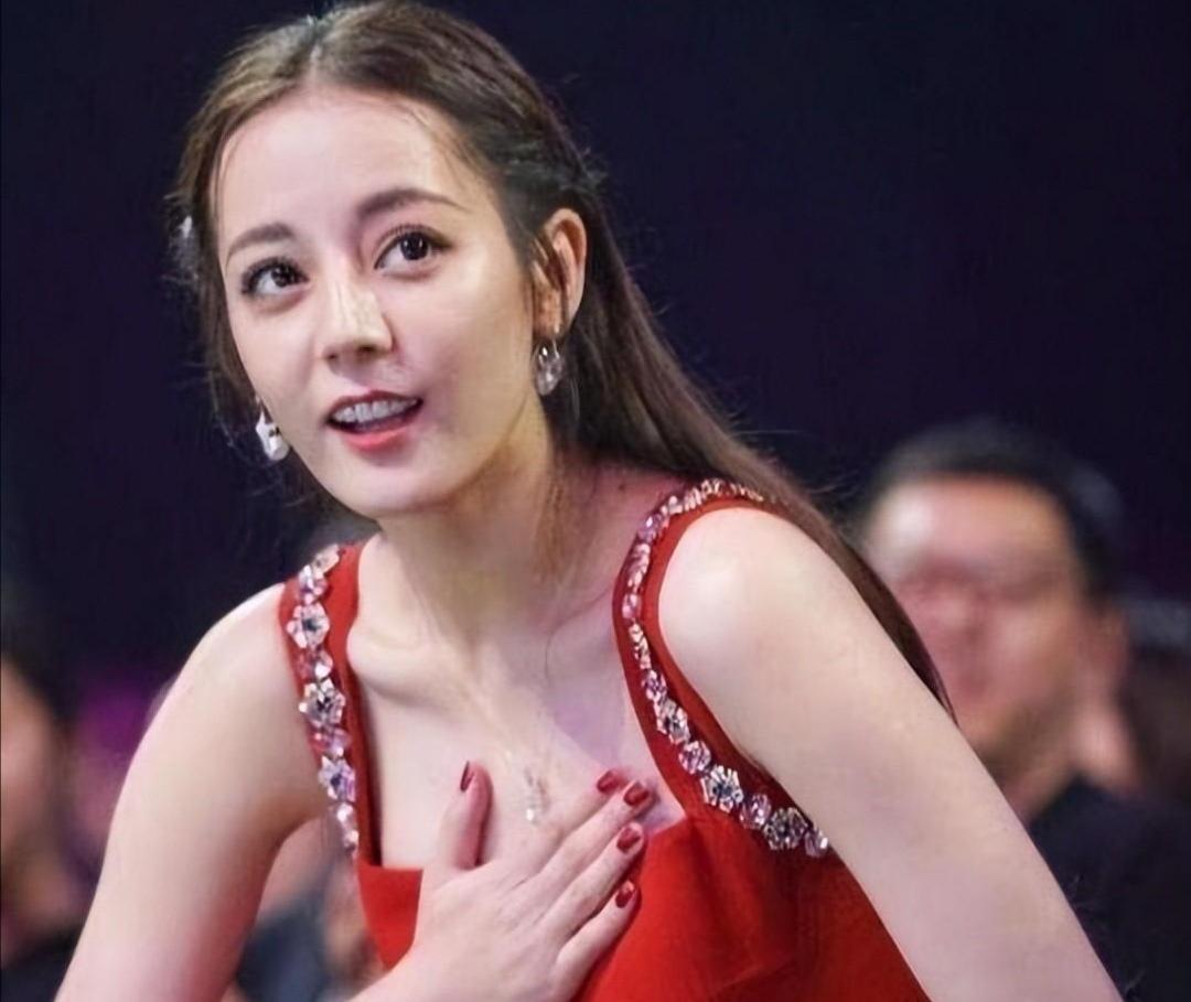 女神的行为喷不了一点，穿低胸装是工作需要，捂住胸口是安全需要！