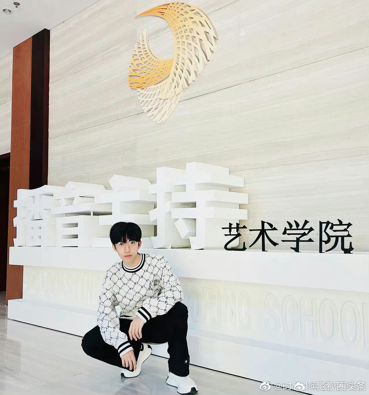贺峻霖callback四年前入学照贺峻霖刚入学vs毕业时 贺峻霖复刻了四年前的中