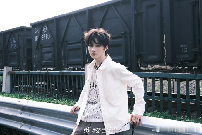 余宇涵首次个人演唱会 余宇涵首次个人演唱会即将拉开帷幕！他的每一步成长都注定精彩
