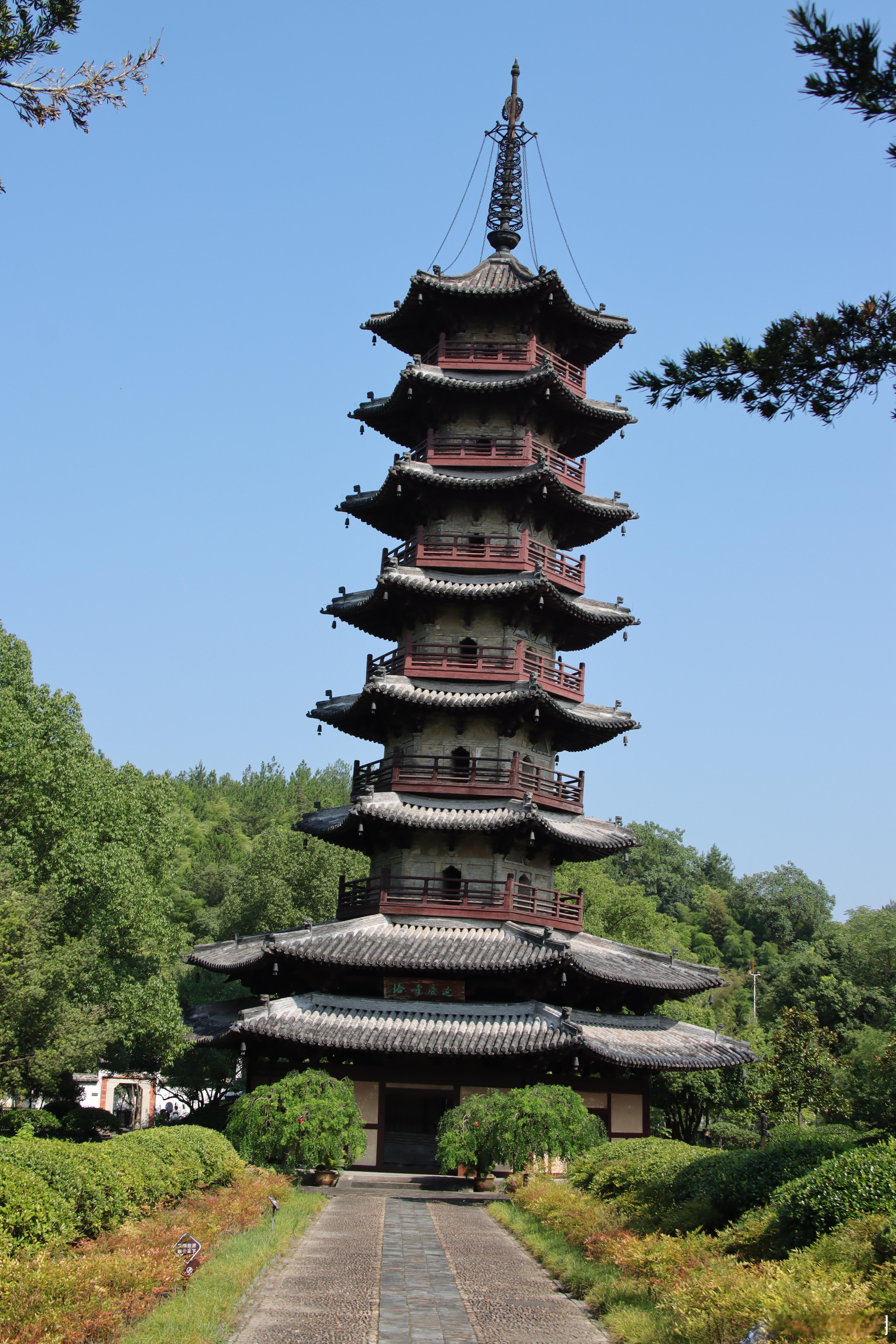 延庆寺塔（宋咸平五年）       实地看好歪啊，残留彩画和题记玻璃盖住了，是一