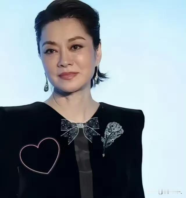 放弃上百亿的遗产！带儿女远赴美国，如今才知道毛阿敏有多聪明。260亿的遗产，说不
