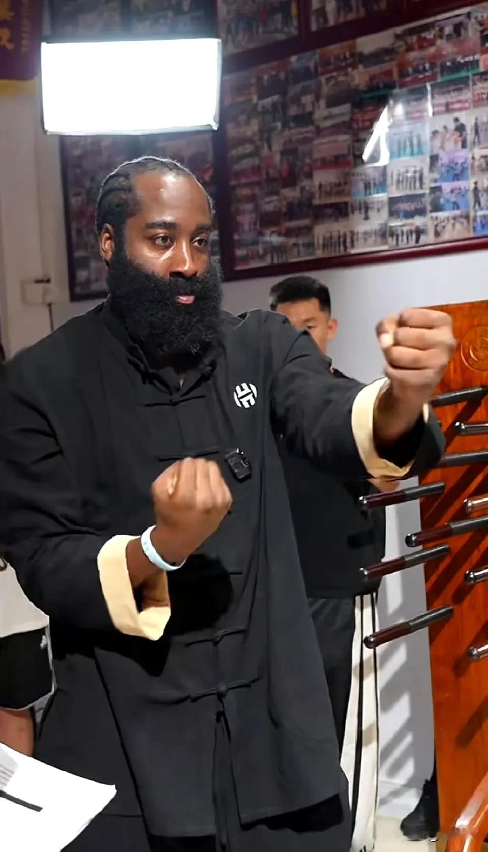 咏春，哈登！哈登表示自己对于中国传统武术非常感兴趣，他在家会经常看中国的武术片！