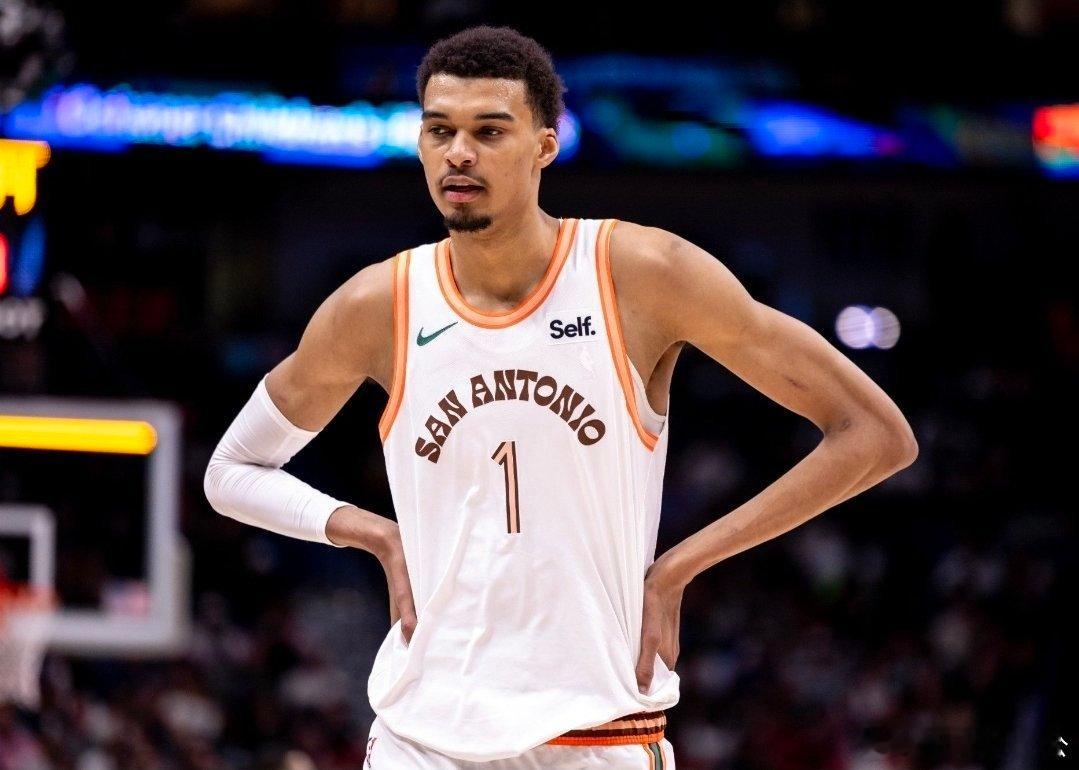 马刺主帅：虽然出场时间受到限制，但文班全力投入毫无保留NBA杯半决赛，马刺今日1