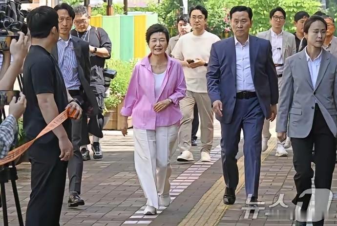 今天的朴槿惠穿的太少女了！
6月3日是韩国地方选举正式投票日，朴槿惠再度现身前往